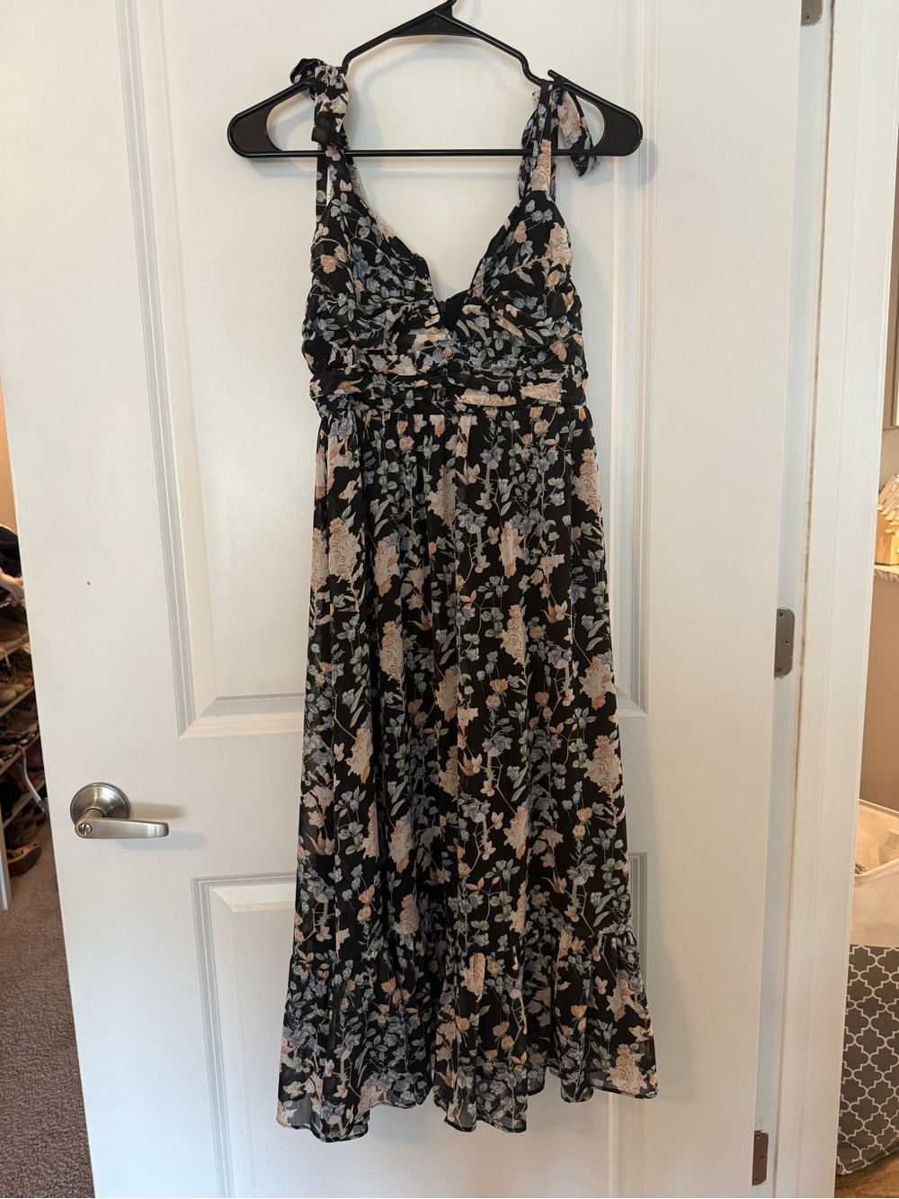 Lulus Lush Loveliness Black Floral Lurex
Tie-Strap Midi Dress Lulus Size S